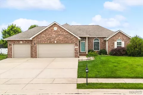 320 Aberdeen Dr, Glen Carbon, IL 62034