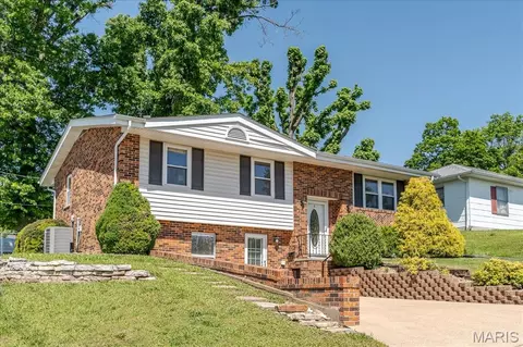 815 Hill St, Washington, MO 63090