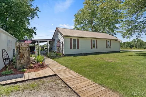 3616 County Road 2860, Higbee, MO 65257