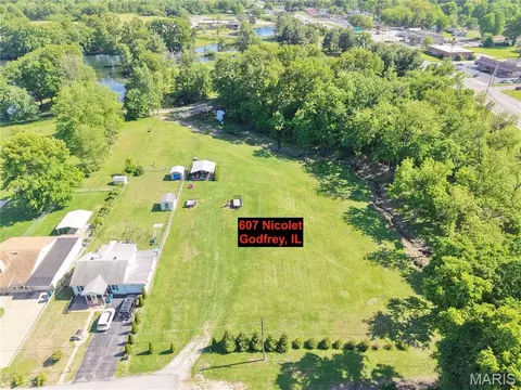 607 Nicolet Dr, Godfrey, IL 62035