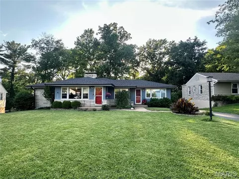 250 Turf Ct, Webster Groves, MO 63119