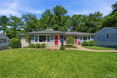 250 Turf Ct, Webster Groves, MO 63119