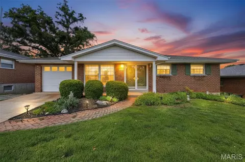 1215 Victory Dr, Saint Louis, MO 63125