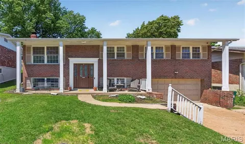 11223 Claywood Dr, Saint Louis, MO 63126