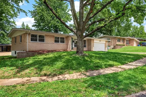 1365 Zurich Dr, Florissant, MO 63031