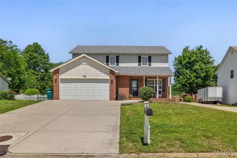 9916 Bending Oaks Dr, Lebanon, IL 62254