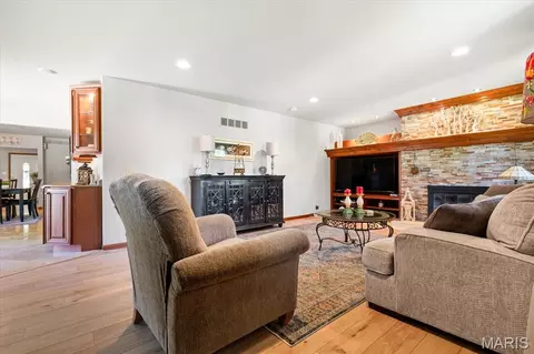Living - 727 Cordes St, O'fallon, MO 63366 photo 2 of 4