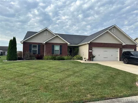 4818 River Rock Ln, Smithton, IL 62285