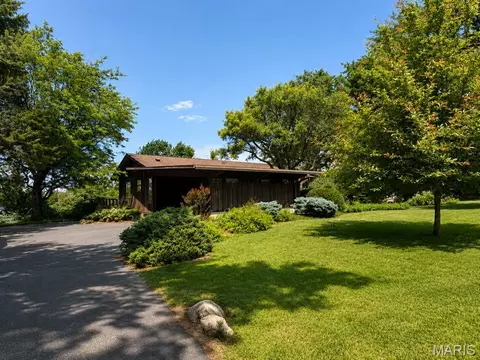 505 Taylor Young Dr, Kirkwood, MO 63122