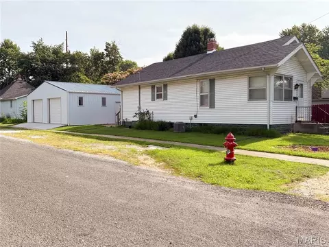Other - 701 E Chestnut St, Gillespie, IL 62033 photo 3 of 20