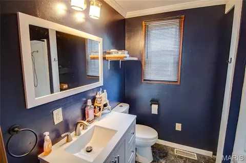 Bath - 701 E Chestnut St, Gillespie, IL 62033 photo 1 of 3