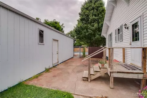 Exterior - 701 E Chestnut St, Gillespie, IL 62033 photo 4 of 14