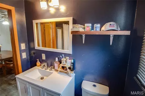 Bath - 701 E Chestnut St, Gillespie, IL 62033 photo 3 of 3