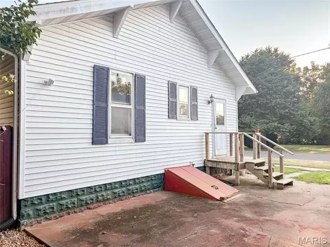 Exterior - 701 E Chestnut St, Gillespie, IL 62033 photo 4 of 24