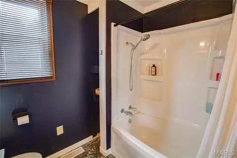 Bath - 701 E Chestnut St, Gillespie, IL 62033 photo 2 of 3