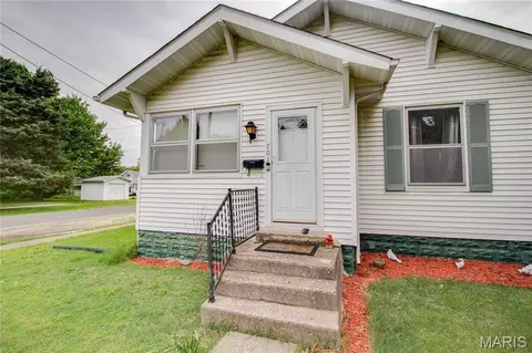 Exterior - 701 E Chestnut St, Gillespie, IL 62033 photo 2 of 14