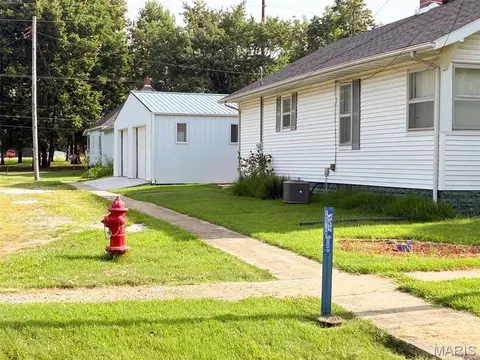 Other - 701 E Chestnut St, Gillespie, IL 62033 photo 4 of 20