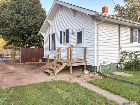 Exterior - 701 E Chestnut St, Gillespie, IL 62033 photo 3 of 24