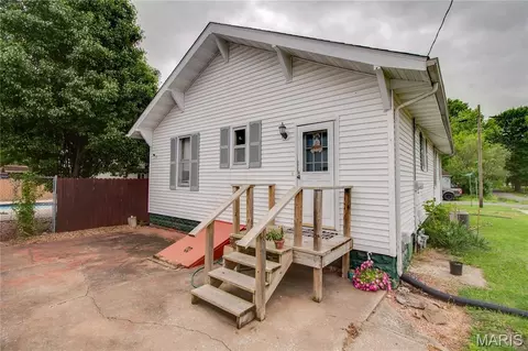 Exterior - 701 E Chestnut St, Gillespie, IL 62033 photo 3 of 14