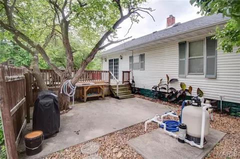 Exterior - 701 E Chestnut St, Gillespie, IL 62033 photo 9 of 14