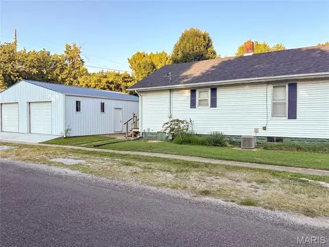 Exterior - 701 E Chestnut St, Gillespie, IL 62033 photo 2 of 24