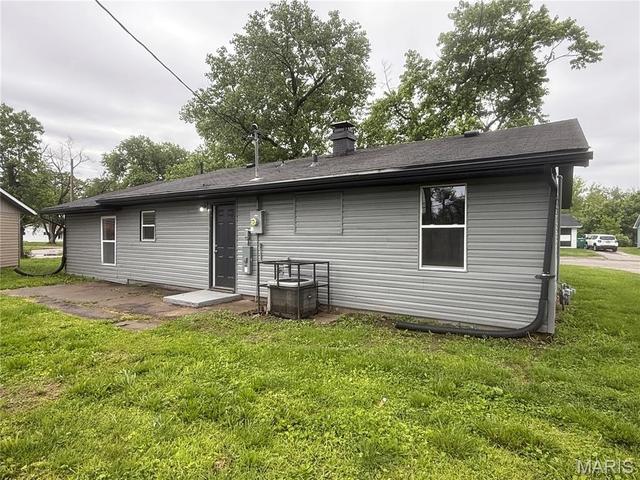 7 Lazarcheff Dr, Cahokia, IL 62206