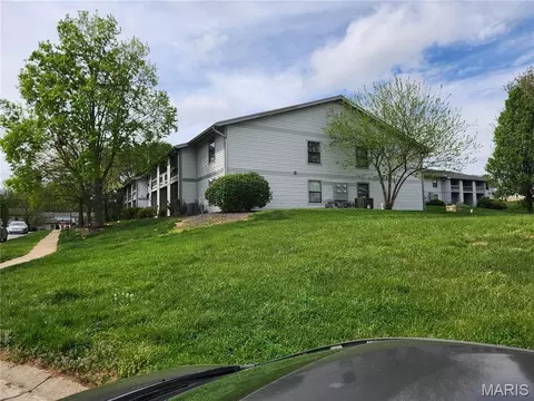 1615 Summergate Pkwy, St Peters, MO 63303