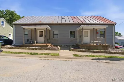 Exterior - 208 N Library St, Waterloo, IL 62298 photo 2 of 17