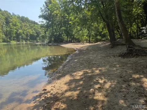 351 Araphao Dr, Sullivan, MO 63080