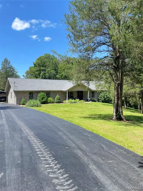 3939 Burgio Ln, Hillsboro, MO 63050