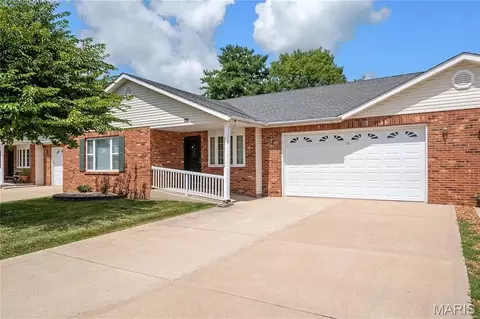 35 Parkside Dr, Bethalto, IL 62010