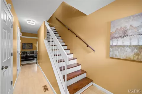 Entry Way - 1004 Pocono Trl, Ballwin, MO 63021 photo 4 of 7