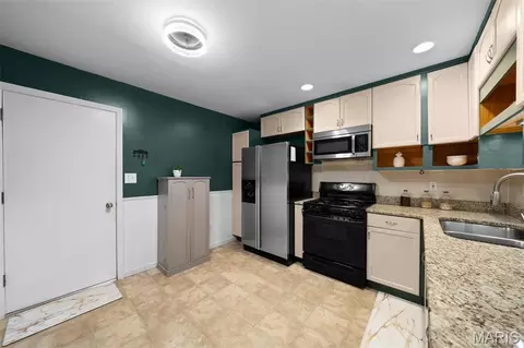 Kitchen - 1004 Pocono Trl, Ballwin, MO 63021 photo 3 of 3