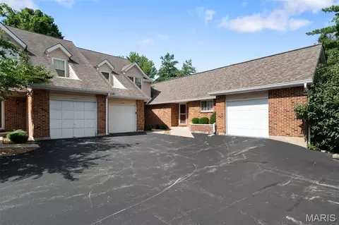 Exterior - 1004 Pocono Trl, Ballwin, MO 63021 photo 6 of 10