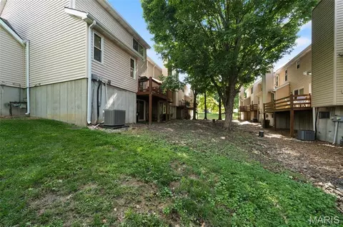 Exterior - 1004 Pocono Trl, Ballwin, MO 63021 photo 4 of 10