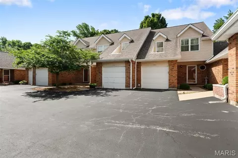 Exterior - 1004 Pocono Trl, Ballwin, MO 63021 photo 5 of 10