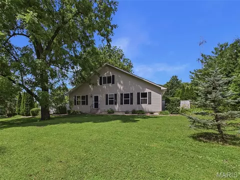 5906 Galli Ln, Collinsville, IL 62234