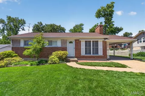 9909 Chantenay Dr, Saint Louis, MO 63123
