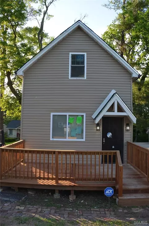 5381 Bermuda Dr, Saint Louis, MO 63121