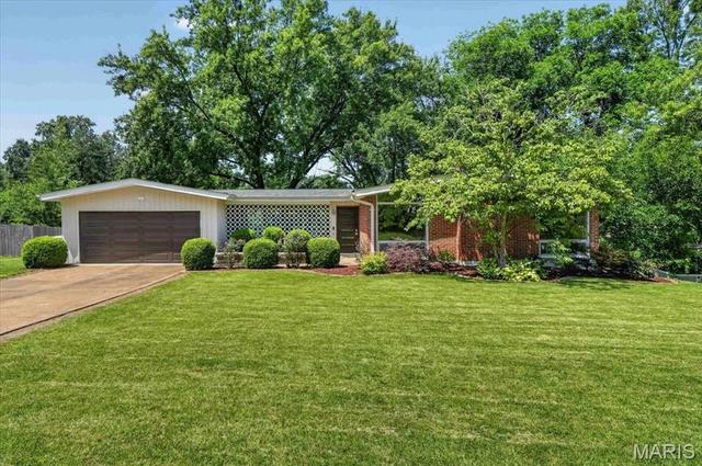 15 Bal Harbour Dr, Saint Louis, MO 63146