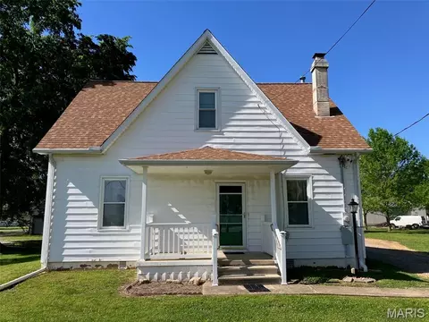 813 W Broadway, Trenton, IL 62293