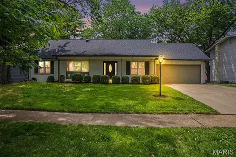 1015 Fernway Ln, Saint Louis, MO 63141