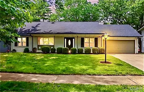 1015 Fernway Ln, Saint Louis, MO 63141