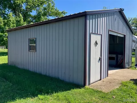 406 E Fayette Ave, Patoka, IL 62875