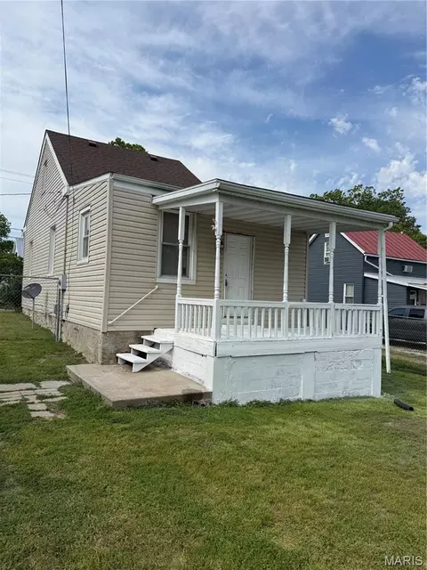 Exterior - 802 E Olive St, Red Bud, IL 62278 photo 4 of 10