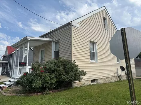 Exterior - 802 E Olive St, Red Bud, IL 62278 photo 3 of 10