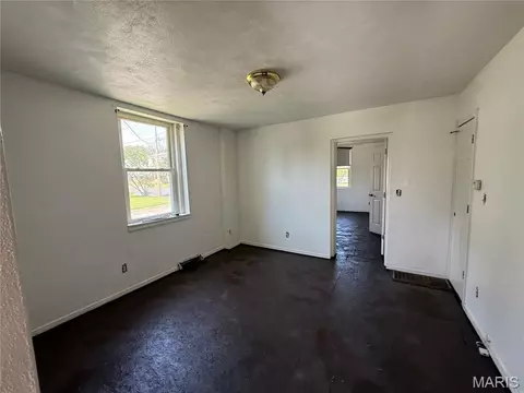 Living - 802 E Olive St, Red Bud, IL 62278 photo 3 of 3