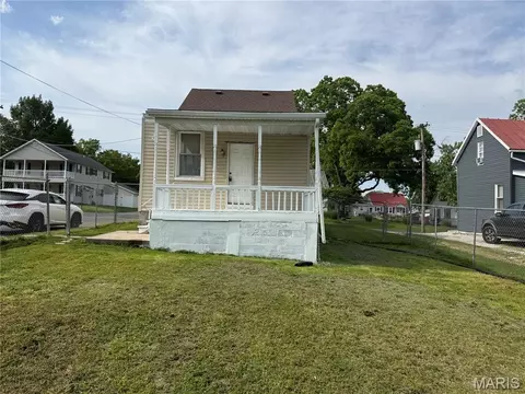 Exterior - 802 E Olive St, Red Bud, IL 62278 photo 7 of 10
