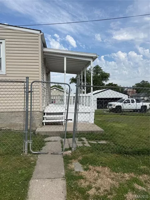 Exterior - 802 E Olive St, Red Bud, IL 62278 photo 5 of 10