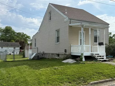 Exterior - 802 E Olive St, Red Bud, IL 62278 photo 2 of 10